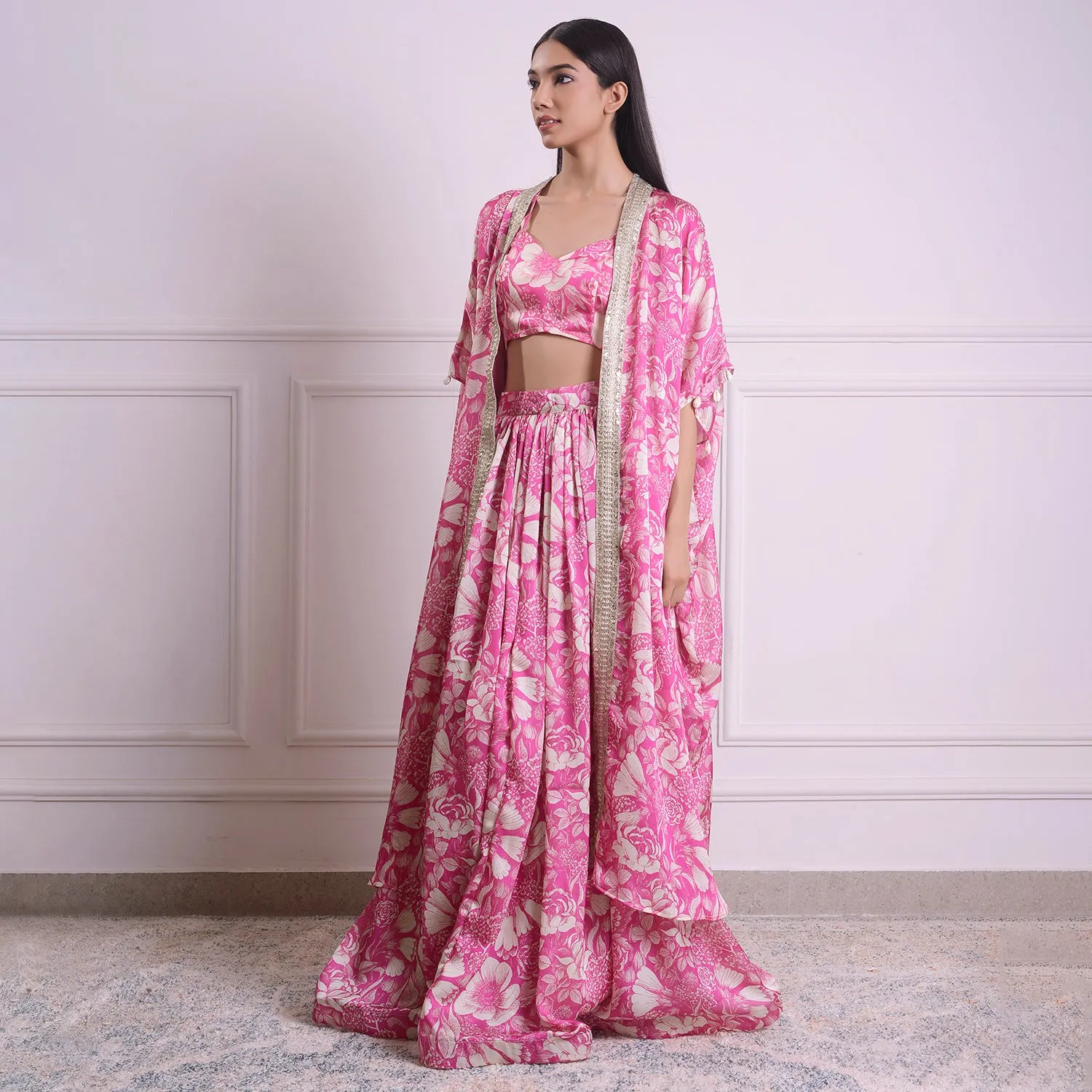 HOK ENSEMBLE Goergette satin skirt with long cape and blouse