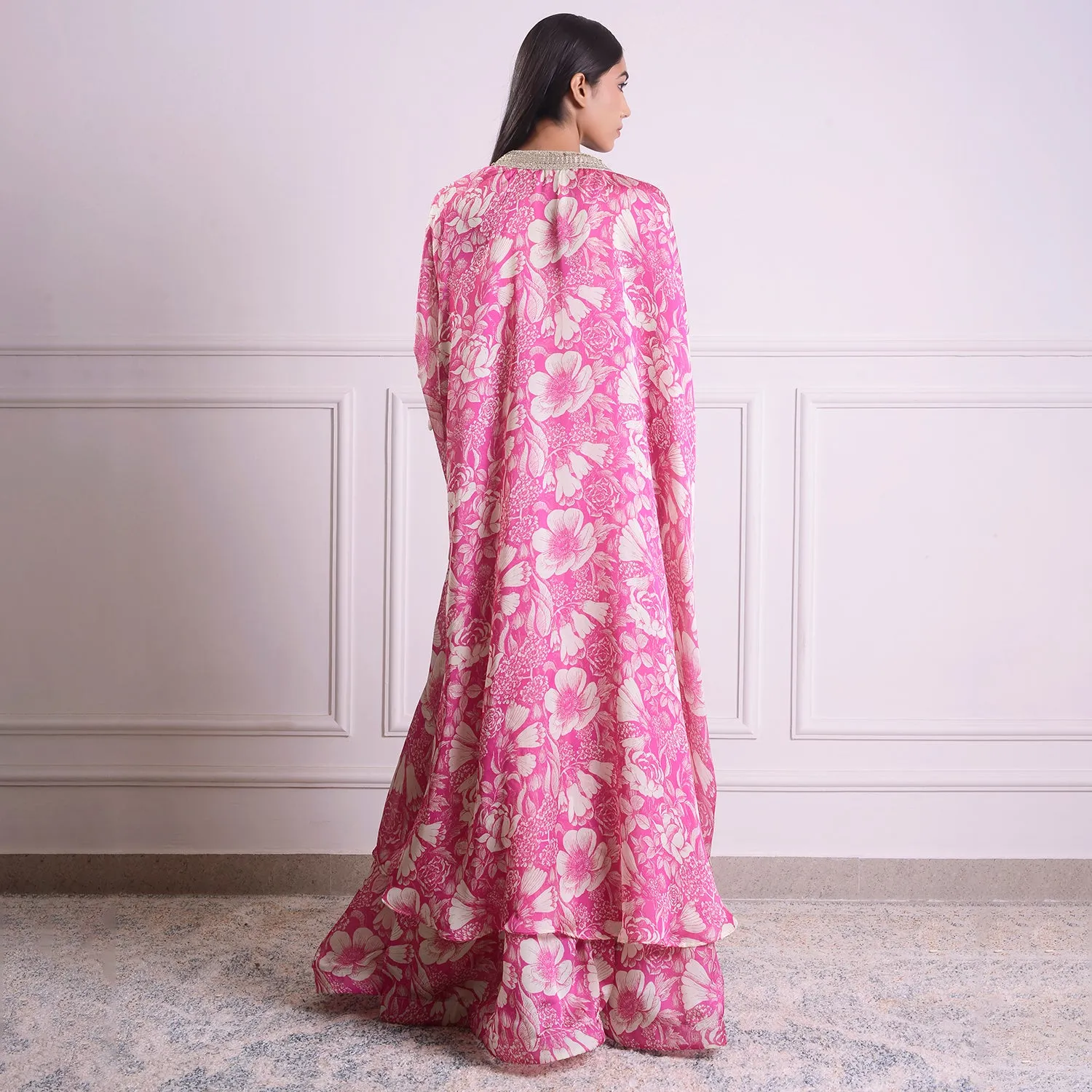 HOK ENSEMBLE Goergette satin skirt with long cape and blouse