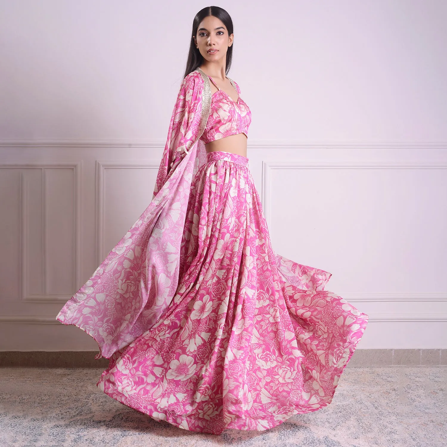 HOK ENSEMBLE Goergette satin skirt with long cape and blouse