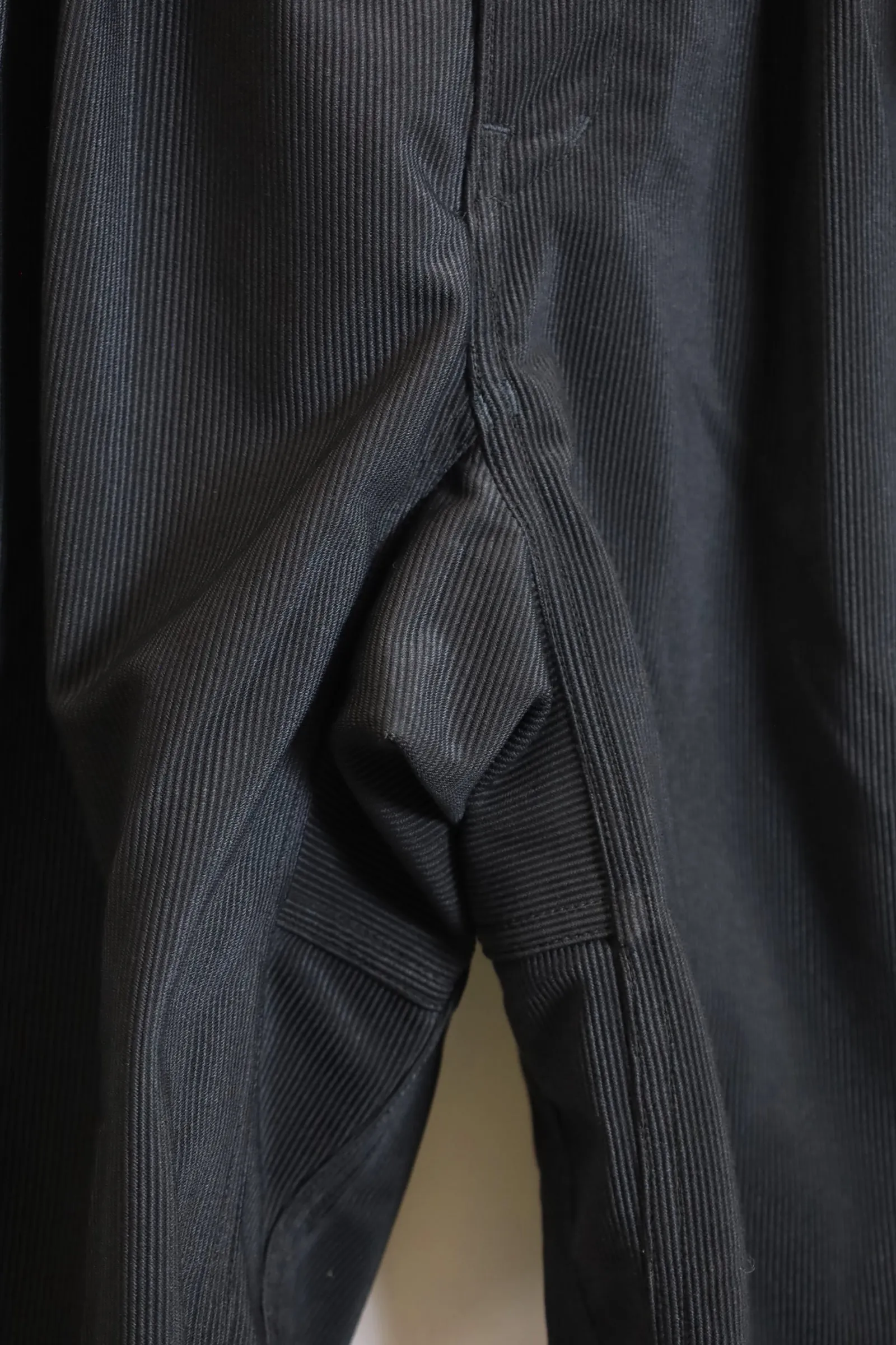 White Mountaineering /WM×GRAMICCI CORDUROY 3 TUCK PANTS- WM2473409/CHARCOAL