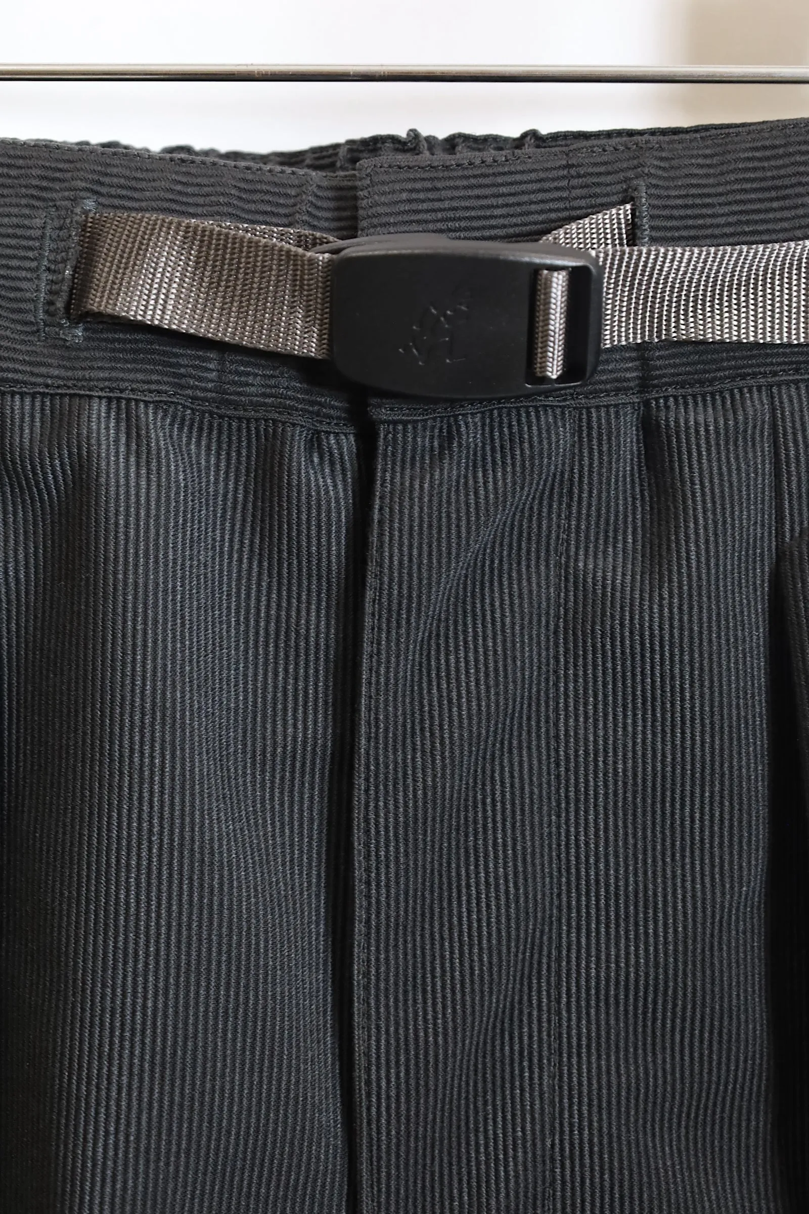 White Mountaineering /WM×GRAMICCI CORDUROY 3 TUCK PANTS- WM2473409/CHARCOAL